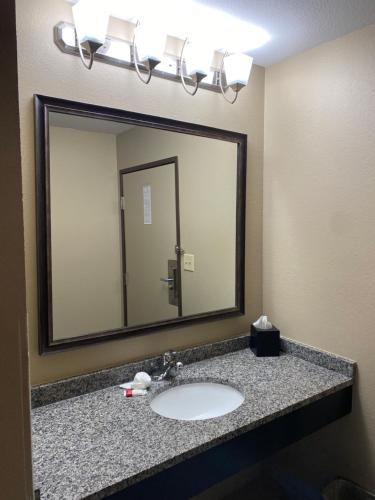 Super 8 by Wyndham Independence - image 6