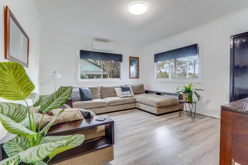 . Bright and airy cosy cottage, close to town