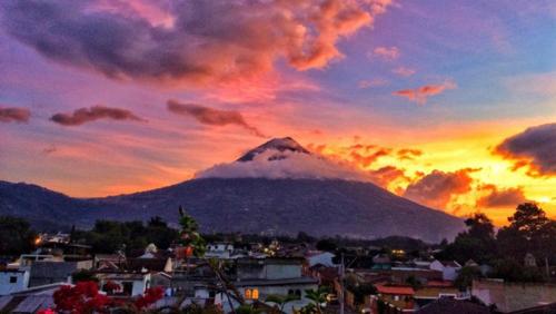 HOSTAL LA PAZ in Антигуа Гуатемала