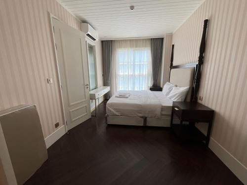 Grand Florida Brach Front Pattaya by Polla Jokul