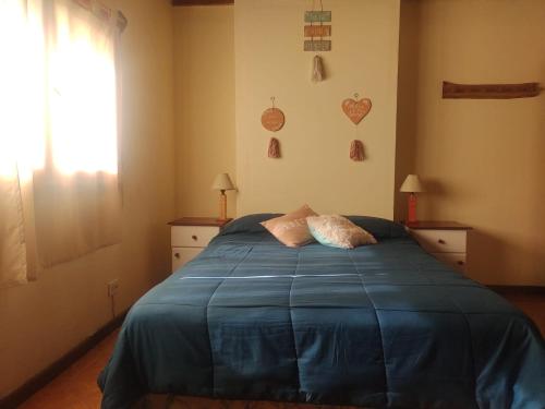 1 queen bed, 4 bunk beds