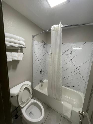 Days Inn by Wyndham Holladay - image 6