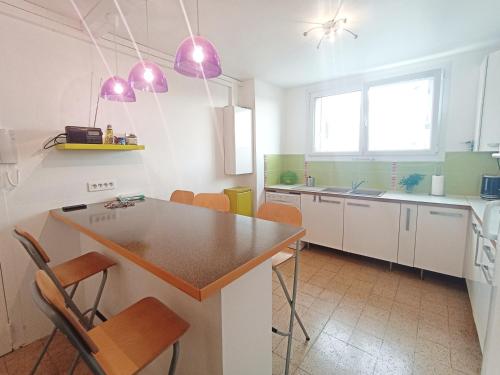 Apartment room in Appartement lumineux 4 pièces avec balcon à Sète - FR-1-338-509
