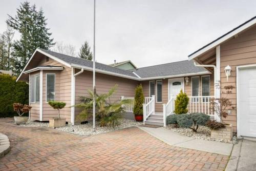 Shiny Rambler House with Spacious Solarium.