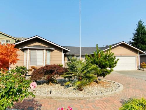 Shiny Rambler House with Spacious Solarium.