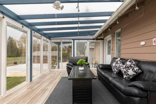 Shiny Rambler House with Spacious Solarium.