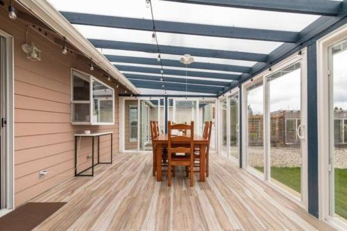 Shiny Rambler House with Spacious Solarium.