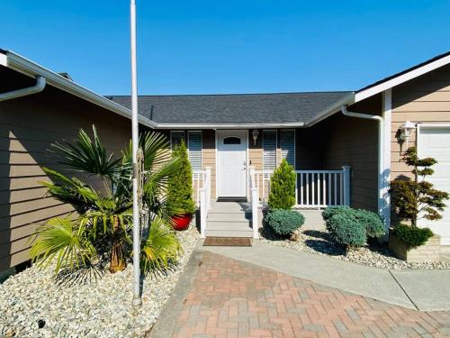 Shiny Rambler House with Spacious Solarium.