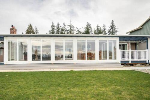 Shiny Rambler House with Spacious Solarium.