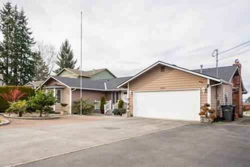 Shiny Rambler House with Spacious Solarium.