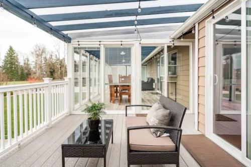 Shiny Rambler House with Spacious Solarium.