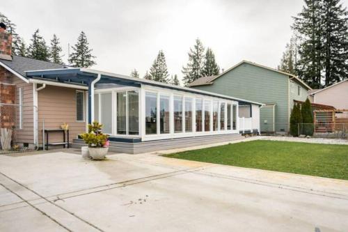 Shiny Rambler House with Spacious Solarium.