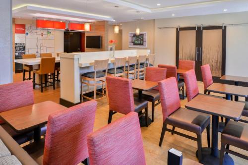 Food and beverages, TownePlace Suites Ontario Airport in Rancho Cucamonga
