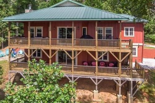 Red Rooster Family Cabin w/Hot Tub+Fire Pit+View in Franklin, USA