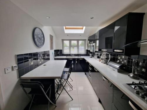 Lovegrove House - Modern 3 bed house for business or family stay with free parking