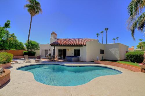 Super Private Backyard with Putting Green Private Pool & Spa - image 9