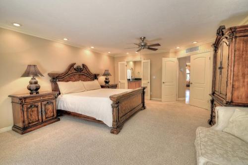 Super Private Backyard with Putting Green Private Pool & Spa - image 12