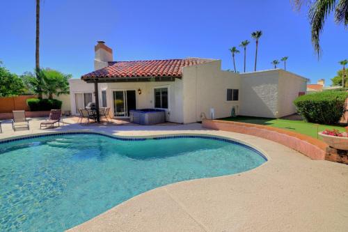 Super Private Backyard with Putting Green Private Pool & Spa - main image