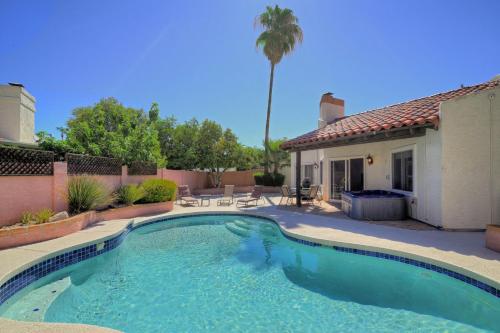 Super Private Backyard with Putting Green Private Pool & Spa - image 2