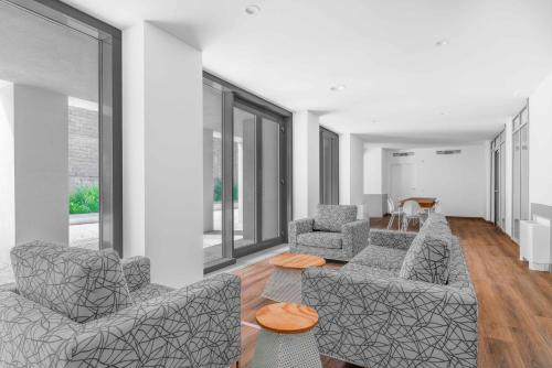 入口, Modern with Terrace & Garage by NDP rent in 邦德歐比尼
