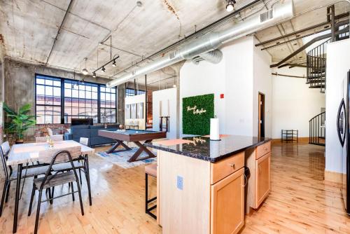 CozySuites Spacious 2BR penthouse w Skyline view