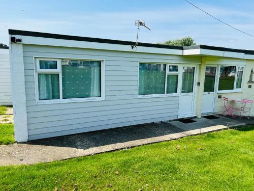 2 Bedroom Chalet SB113, Sandown Bay, Isle of Wight - Apartment - Brading