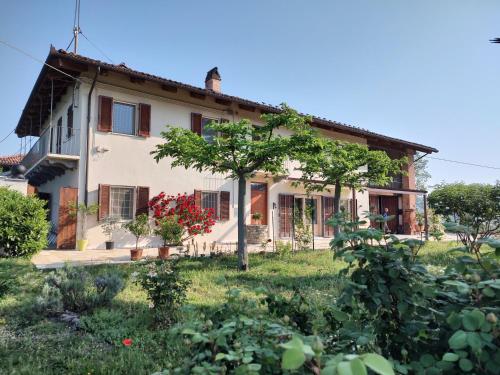 Riviera delle Langhe Wine Country House with a Pool - Monchiero