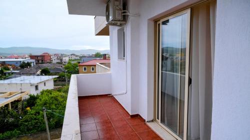 balkong/terrass, Green Trails Apartment - Fully renovated with mountain view in Divjake