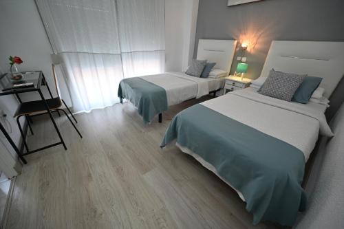 Twin Room image 10