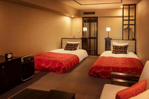 2 twin beds, 1 futon bed