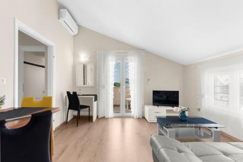 One-Bedroom Apartment image 7