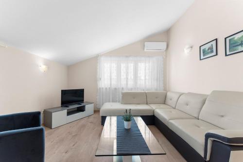 Villa Hope - Apartments with Shared Pool - image 9