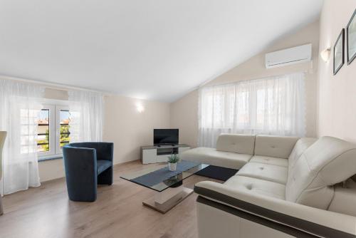 Apartment with Pool View  image 8