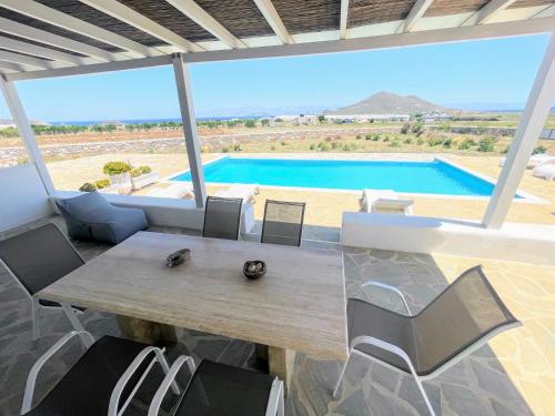 Quiet 2-bedroom sea view villa with shared pool