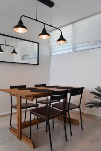 Iconic 4 bedroom in best artsy street in 8 guest