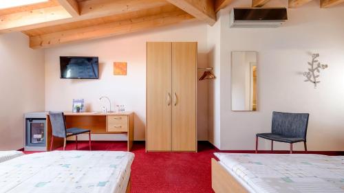 4 twin beds