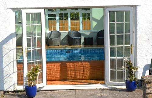 Peldbaseins, Family Retreat or Romantic Break in Penyffordd