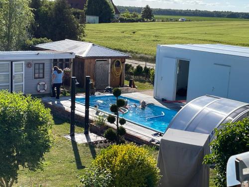 Peldbaseins, Urlaub nahe der Peene nähe der Ostsee (Urlaub nahe der Peene nahe der Ostsee) in Düvier
