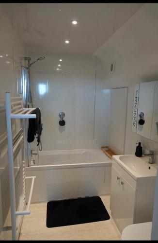 Zuhanyzó, Penthouse suite, Victoria Apartments in Prestatyn