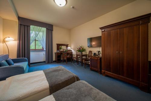 2 twin beds, 1 sofa bed
