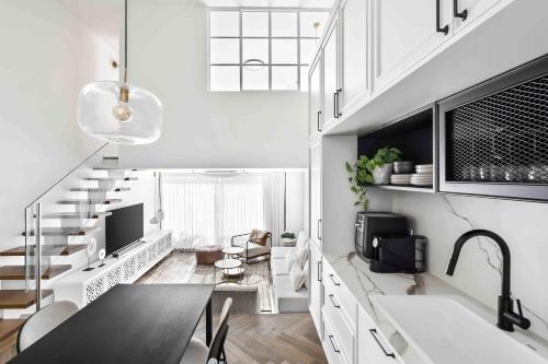 Elegant Duplex with Parking by Beachfront Stay, Herzelia (foto 8)