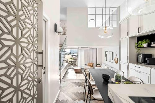 Elegant Duplex with Parking by Beachfront Stay, Herzelia (foto 7)