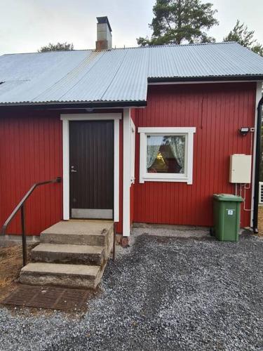 . Mukavä mökki luonnon rauhassa maaseudulla.
