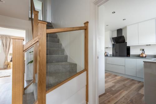 Luxurious 3 bedroom house Shangri la in village of Alfrick with free off road parking for 3 cars in an area of outstanding natural beauty, superb walking,close to Worcester, Malvern showground, theatre, Malvern hills, dogs welcome