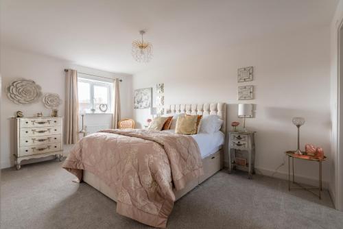 Luxurious 3 bedroom house Shangri la in village of Alfrick with free off road parking for 3 cars in an area of outstanding natural beauty, superb walking,close to Worcester, Malvern showground, theatre, Malvern hills, dogs welcome