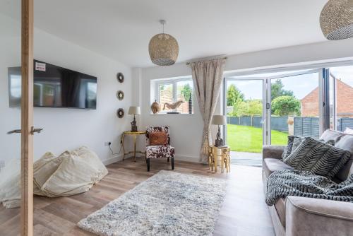 Luxurious 3 bedroom house Shangri la in village of Alfrick with free off road parking for 3 cars in an area of outstanding natural beauty, superb walking,close to Worcester, Malvern showground, theatre, Malvern hills, dogs welcome