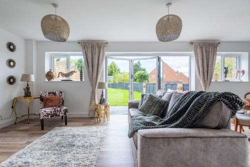 Luxurious 3 bedroom house Shangri la in village of Alfrick with free off road parking for 3 cars in an area of outstanding natural beauty, superb walking,close to Worcester, Malvern showground, theatre, Malvern hills, dogs welcome