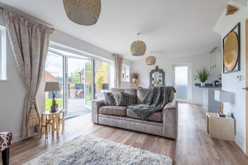 Luxurious 3 bedroom house Shangri la in village of Alfrick with free off road parking for 3 cars in an area of outstanding natural beauty, superb walking,close to Worcester, Malvern showground, theatre, Malvern hills, dogs welcome