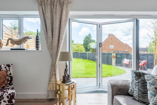 Luxurious 3 bedroom house Shangri la in village of Alfrick with free off road parking for 3 cars in an area of outstanding natural beauty, superb walking,close to Worcester, Malvern showground, theatre, Malvern hills, dogs welcome