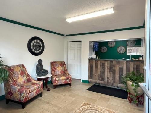 . Pinetree Inn